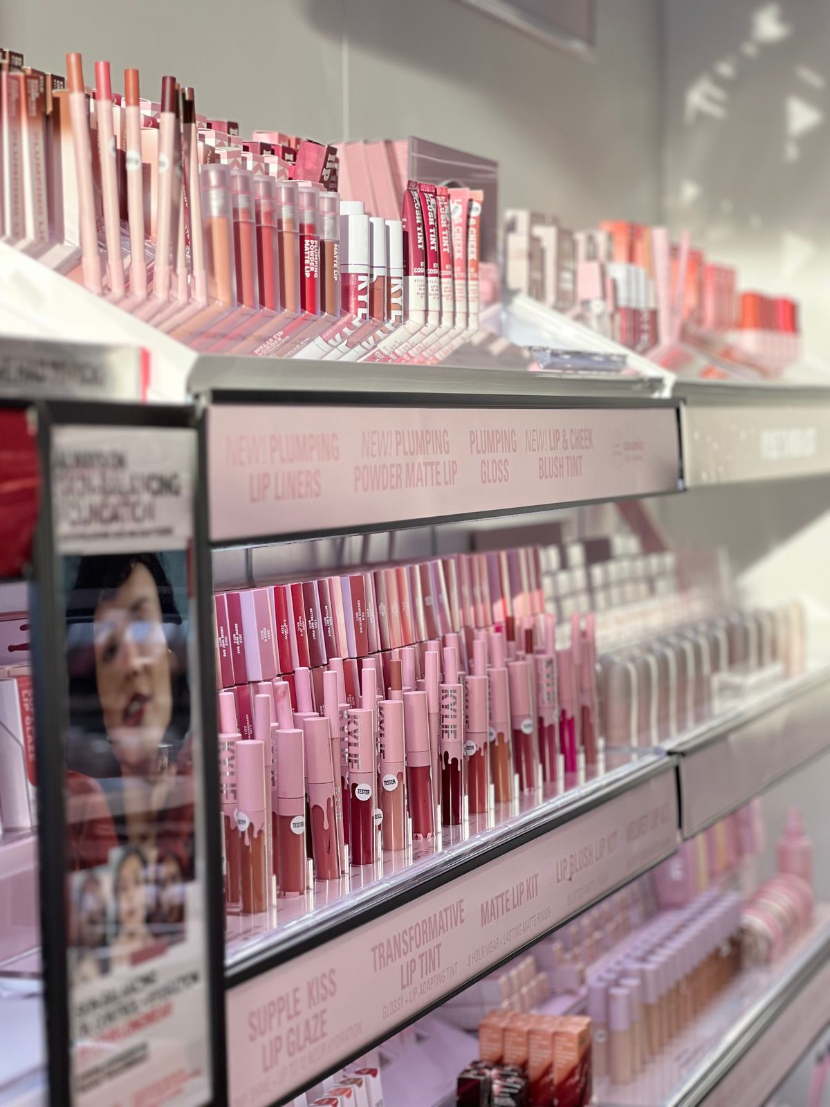 Estante de productos cosméticos