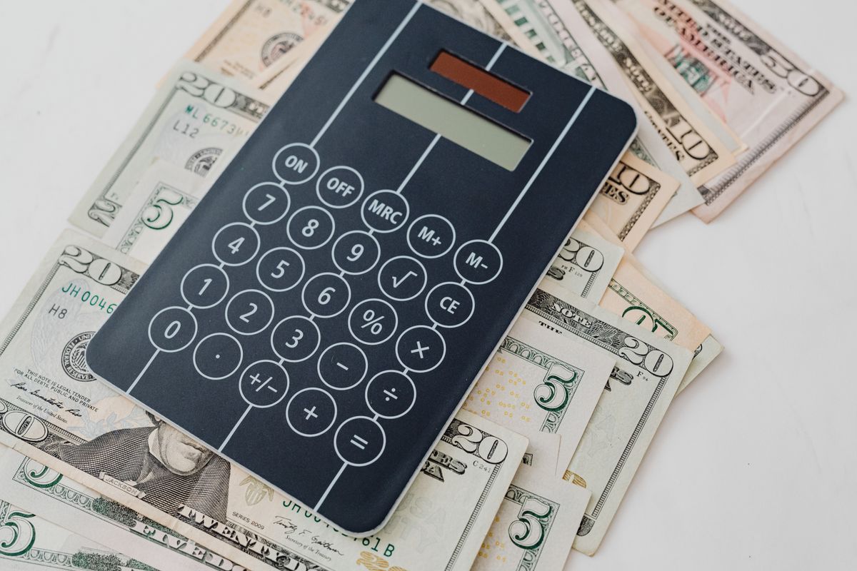 Calculadora sobre billetes