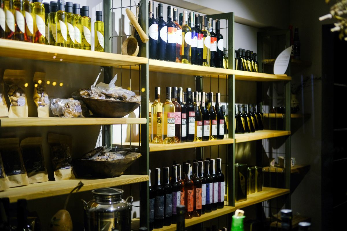 Estantería de licorera con botellas de vino