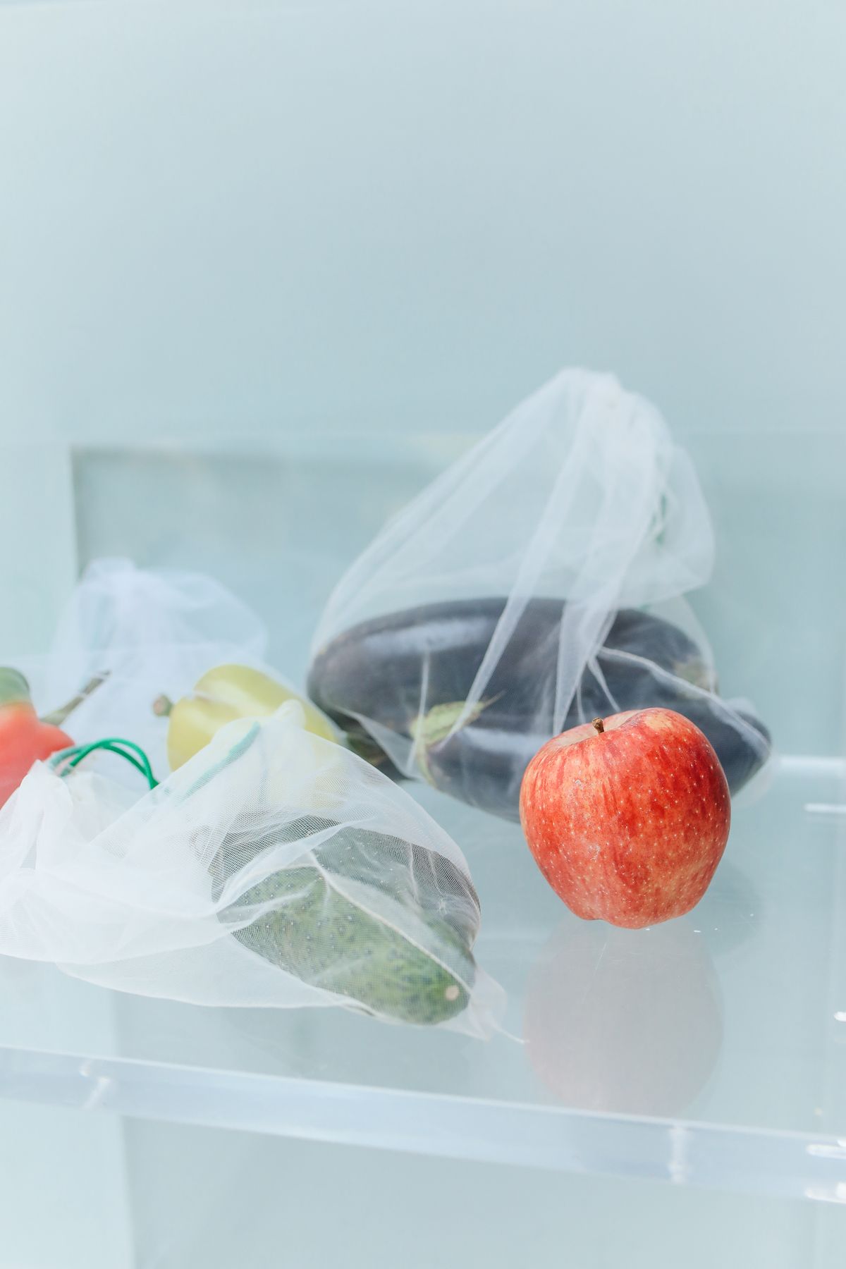 Frutas y verduras frescas en bolsas