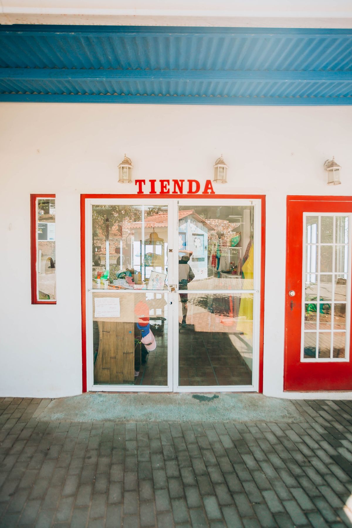 Fachada de una tienda de barrio