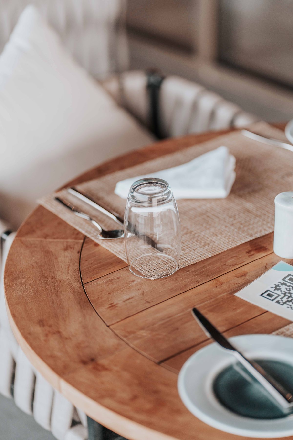 Mesa de restaurante con código QR para pedir