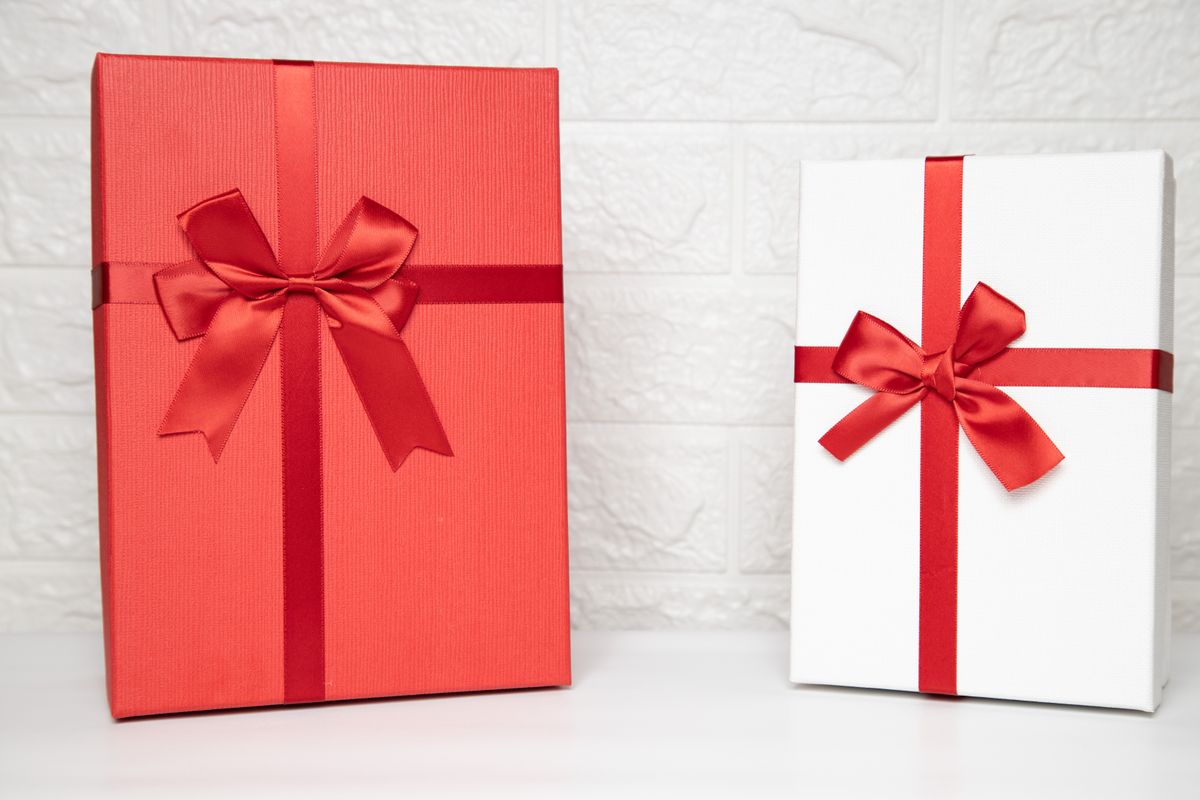Cajas de regalo envueltas con moño