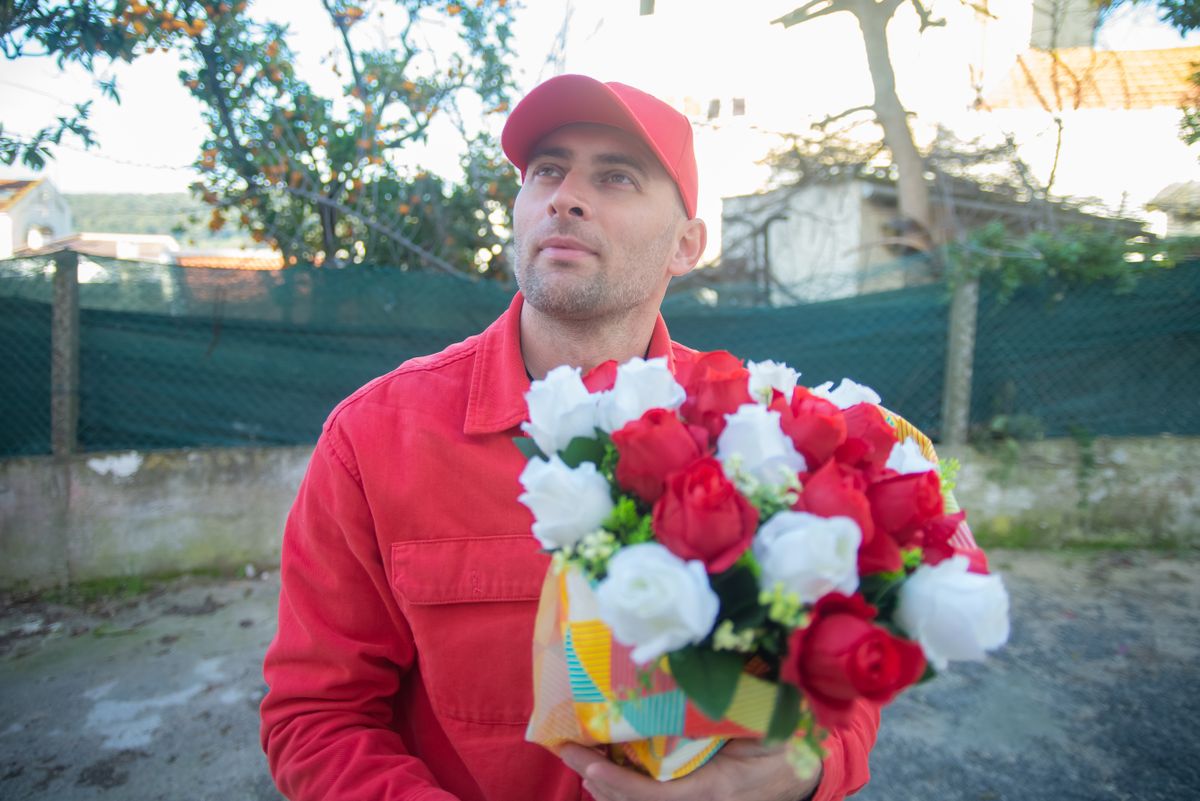 Mensajero entregando un ramo de flores